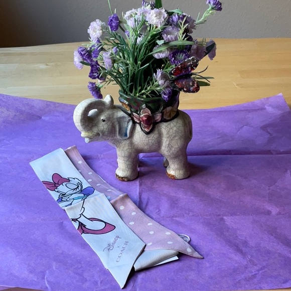 🎀 DISNEY X COACH DAISY DUCK SCARF 🎀 NWT 🎀 - Picture 3 of 16